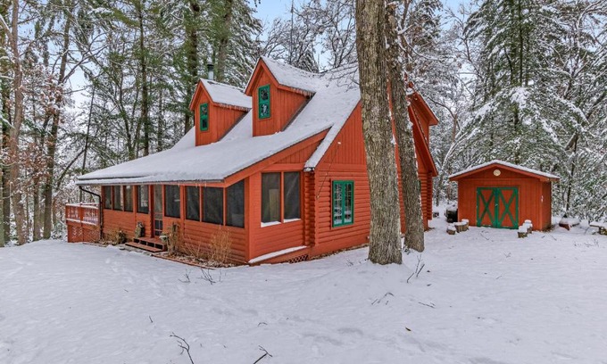 Mauston House | Explore Lemonweir Lodge: Family and Pet-Friendly Retreat