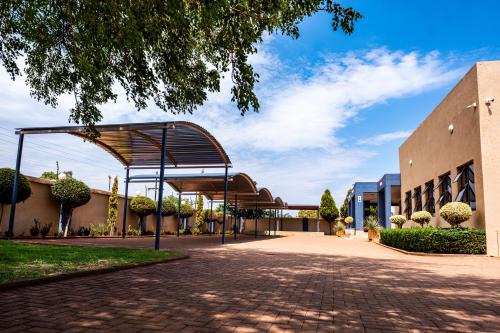 Mamaolo Hotel | Relax at Lempitse Lodge: Poolside Retreat for Families