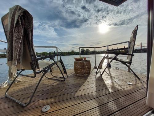 Psie Pole Boat Rental | Experience Lemuria Houseboat: Pet-Friendly with Ocean Views