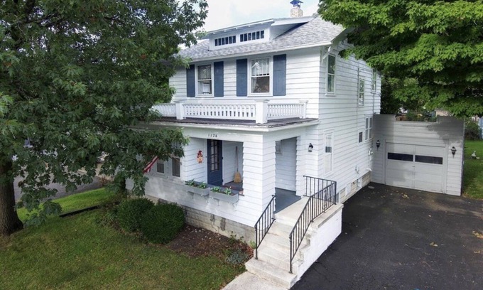 Findlay House | Top-Rated Lena's Place: Family-Friendly with Breakfast & Pets