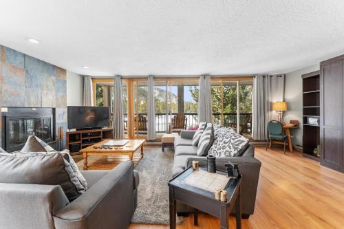 Lakeside Village Apartment | Relax at Lenawee #1727 with Pool and Hot Tub Access