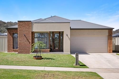 Leneva House | Leneva Spacious & Stylish Stay