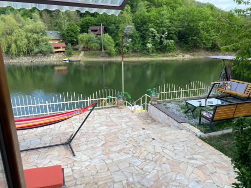 Teliucu Inferior House | Leo Green House: Family & Pet Friendly Retreat Awaits