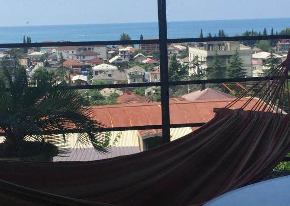 Gagra House | Oceanfront Leo Guesthouse: Family-Friendly Retreat Awaits