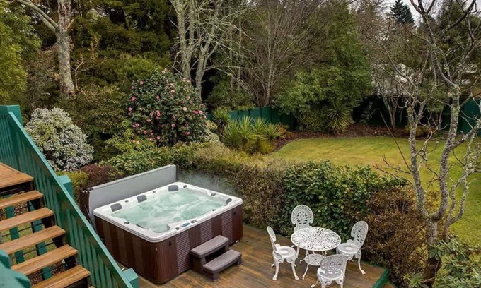 Lynmore House | Escape to Leo's Place: 4-Bedroom Retreat with Spa Pool