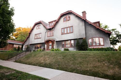Grand Rapids Bed & Breakfast | Discover Leonard at Logan House: 4-Star Stay with Breakfast