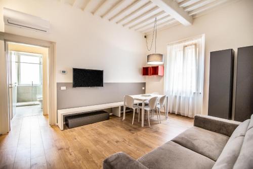 Follonica Apartment | Ideal Leone Guest House: Pet-Friendly with Pool Access