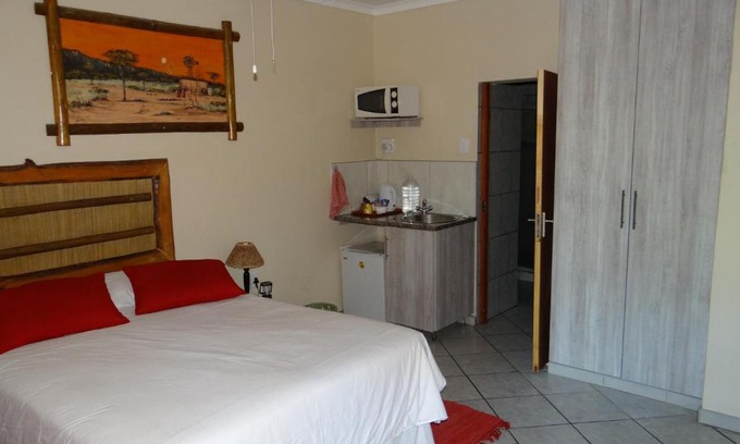 Lephalale House | Cozy Lephalale Guest House with Pool and Family Amenities