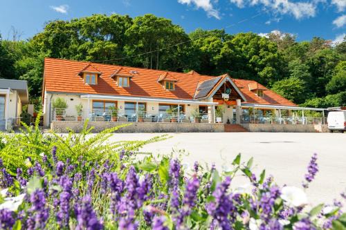Tihany House | Charming Lepke Apartmanház with Oceanfront Dining