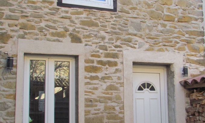 Leran House | Cozy Cottage Retreat Near Lake Montbel with Free WiFi