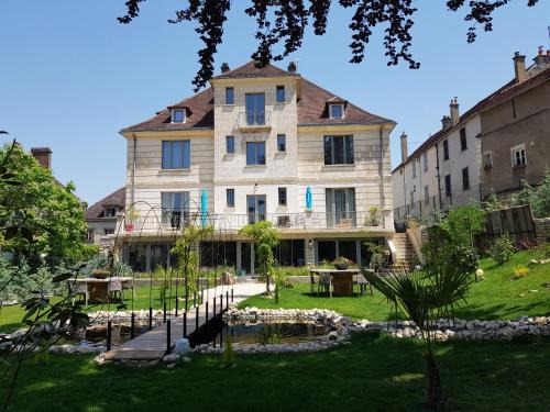 Tonnerre Bed & Breakfast | Discover Les Étoiles: Spa Retreat with High Guest Ratings