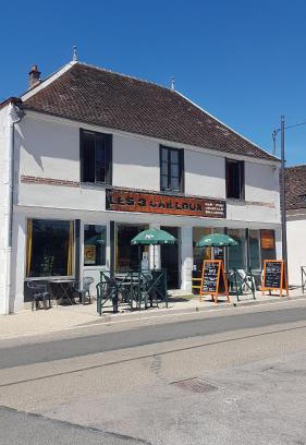 Gurgy Apartment | Relax at Les 3 Cailloux Bar Restaurant with Ocean Views