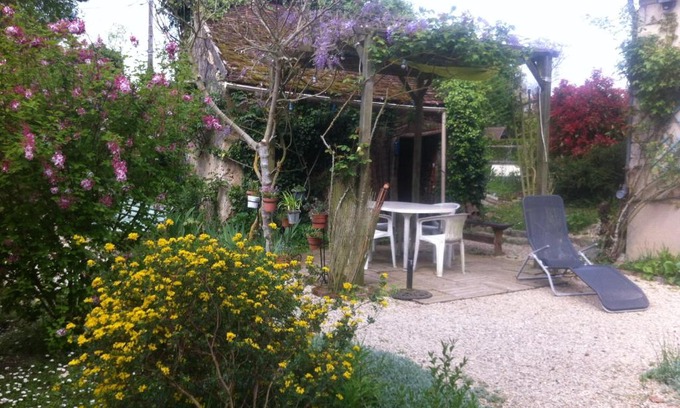 Chaumot Bed & Breakfast | Family-Friendly Getaway at Les 3 Roses with a Hot Tub