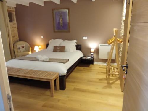 Le Croisic Bed & Breakfast | Relax at Les 3B: Guest Rated 9.5 & Hot Tub Delight