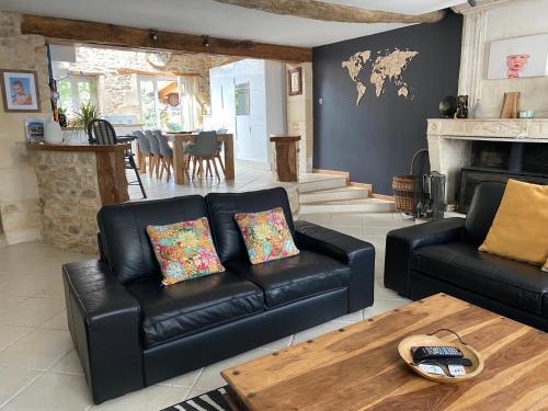 Montpellier de Medillan Villa | Oceanfront Escape at Les 5 Timbres - Guest Rated 9.8