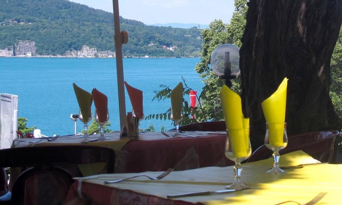 Veyrier-du-Lac Hotel | Comfortable Stay at Les Acacias Bellevue with Family Amenities