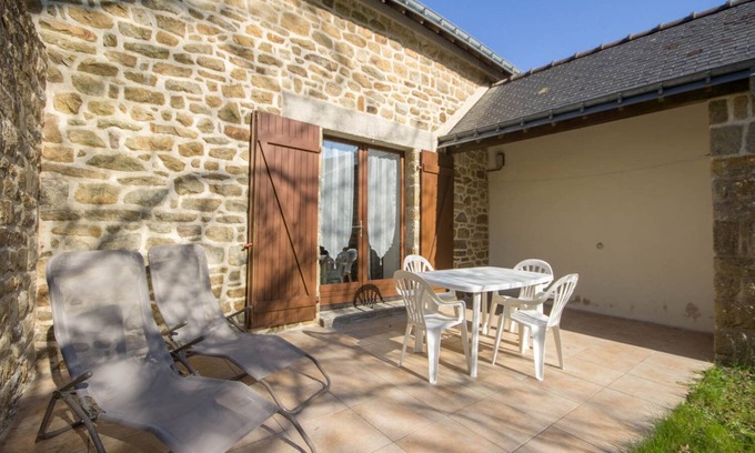 Erdeven House | Pet-Friendly Les Aigrettes with Oceanfront Views