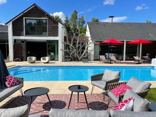 Suce-sur-Erdre Bed & Breakfast | Experience Oceanfront Bliss at Les Arbres Rouges Hotel