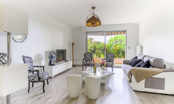 Eze Apartment | Escape to Les Balcons d'Eze: Oceanfront with Spa & Pool