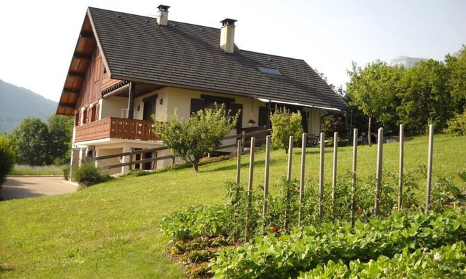 Thoiry House | Delightful Stay at LES BIDOU - THOIRY with Family Amenities