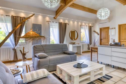Poussan Apartment | Discover Les Bois Flottés: A 4-Star Retreat Awaits