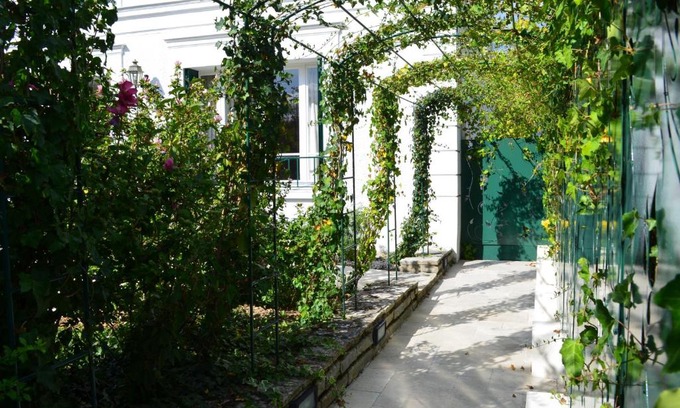 Vulaines-sur-Seine Apartment | Indulge at les Bulles d'Iris - 4-Star with Hot Tub Access