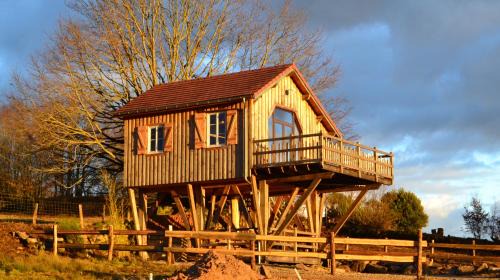 Saint-Sernin-du-Bois Ski Chalet | Family-Friendly Retreat at Les Cabanes des Fontaines