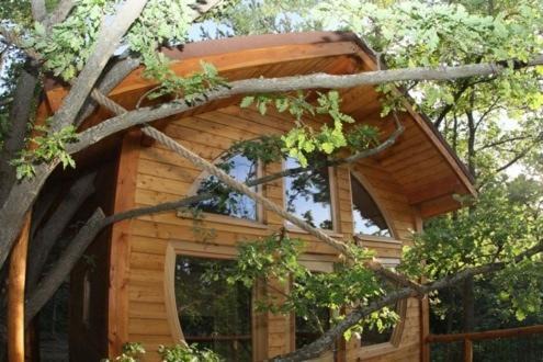 Entrechaux Bed & Breakfast | Indulge in Les Cabanes en Provence: Hot Tub & Family Fun