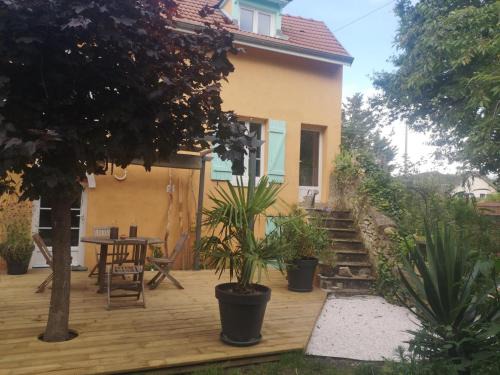 Triel-sur-Seine House | Discover Les Camilleries: Family-Friendly Stay with Pool