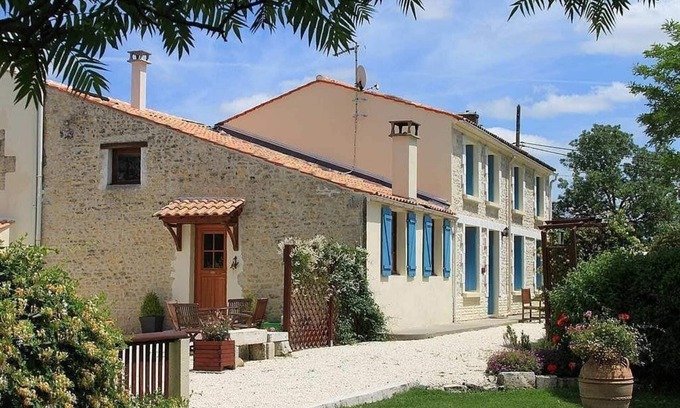 Moragne House | LES Capucines: Oceanfront Gite Complex with Family Amenities