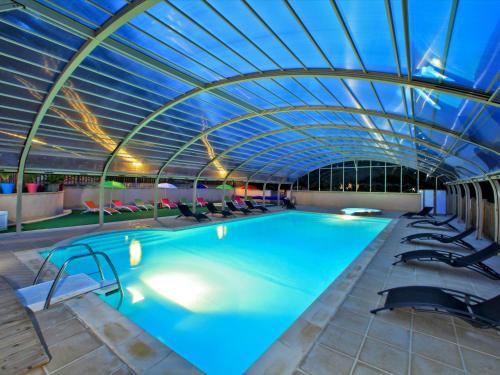 Sarlat-la-Caneda Resort | Pet-Friendly Les Chalets du Périgord with Ocean Views
