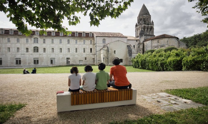 Saintes Hotel | Discover Les Chambres de l'Abbaye: Family-Friendly Retreat