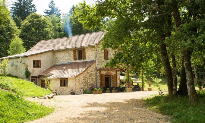 Saint-Leger-la-Montagne Hotel | Unforgettable Getaway at Les Chenes - Pet Friendly & 10/10 Rated