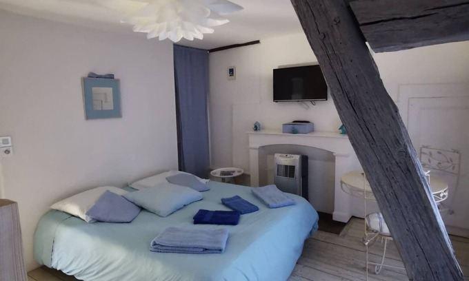 Old Town Apartment | Scenic Lake View at Les Cieux de la Cathédrale Hotel