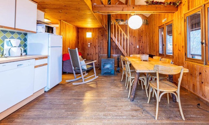 La Lechere Ski Chalet | Cozy Les Cochettes Chalet for 8 - Pet & Child Friendly
