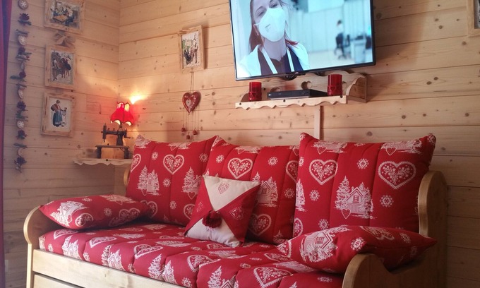 Les Brevieres Apartment | Cozy Les Colchiques T4: 10/10 Rated with Fireplace & Wifi