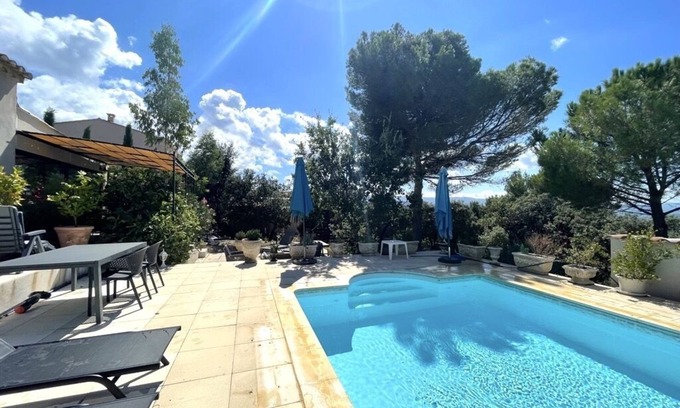 Saint-Saturnin-les-Apt Cottage | Discover les Colombes: Poolside Retreat with Luberon Views