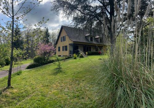 Saint-Estephe Bed & Breakfast | Guest Rated 10/10: Family-Friendly Stay at Les Comètes B&B