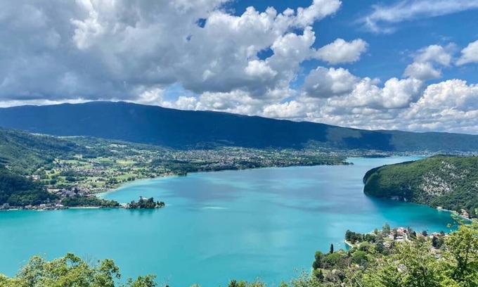 Menthon-Saint-Bernard Villa | Exceptional Les Coteaux Family House with Lake View & Pool