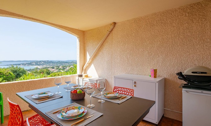 La Nartelle Apartment | Inviting Les Coteaux de la Nartelle: Oceanfront Retreat