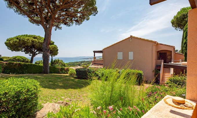 La Nartelle Apartment | Idyllic Les Coteaux de la Nartelle: Oceanfront Getaway