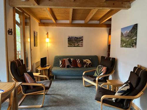 Venosc Apartment | Welcoming Les Cristallieres Venosc: Pet-Friendly Retreat