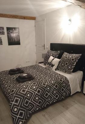 Saint-Romain-de-Jalionas Apartment | Family-Friendly Retreat at Les Dauphins with High Ratings