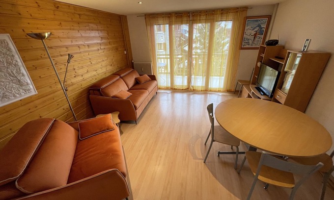 Les Deux Alpes Apartment | Cozy Les Deux Alpes Apartment for 6 with Pool Access