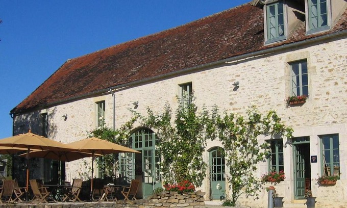 Pierre-Perthuis Hotel | Pet-Friendly Retreat with Ocean View at Les Deux Ponts