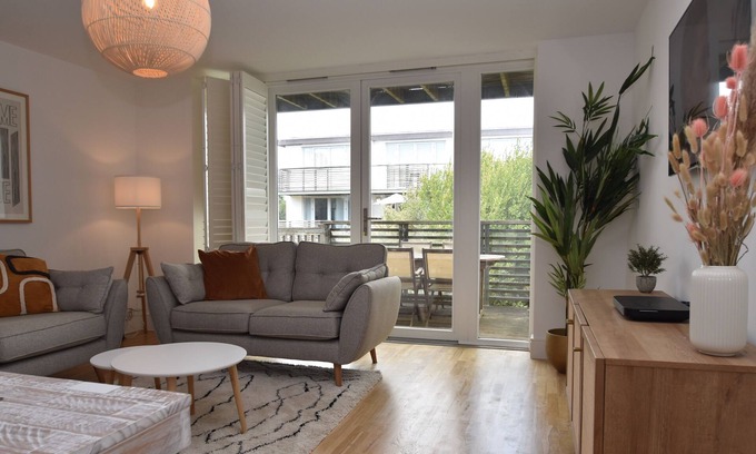 Camber House | Discover Les Dunes: Oceanfront Bliss with Pet-Friendly Stays