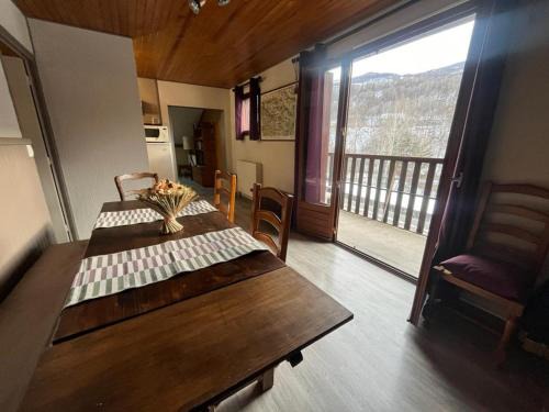 Vallouise Apartment | Inviting LES ECRINS: Family-Friendly Retreat with Dining