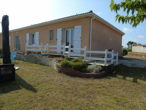 Casteljaloux House | Discover les Eglantines: Family-Friendly & Highly Rated Stay