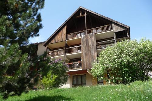La Grave Apartment | Scenic Les Enfetchores Apartment with Hot Tub & Views