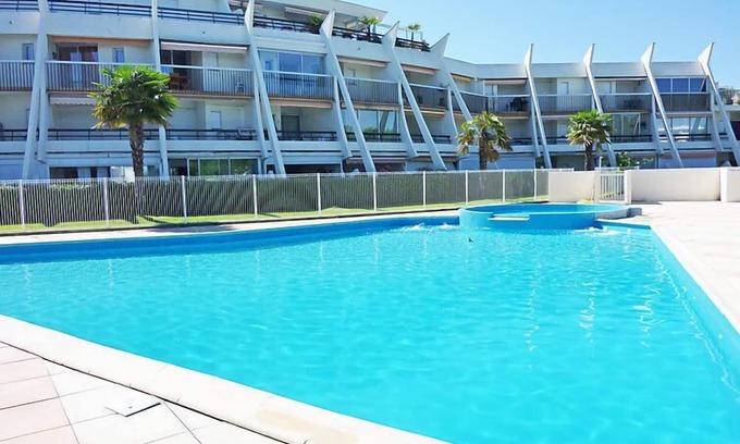 Le Couchant Apartment | Pet-Friendly Les Flamants Roses with Oceanfront Pool Access